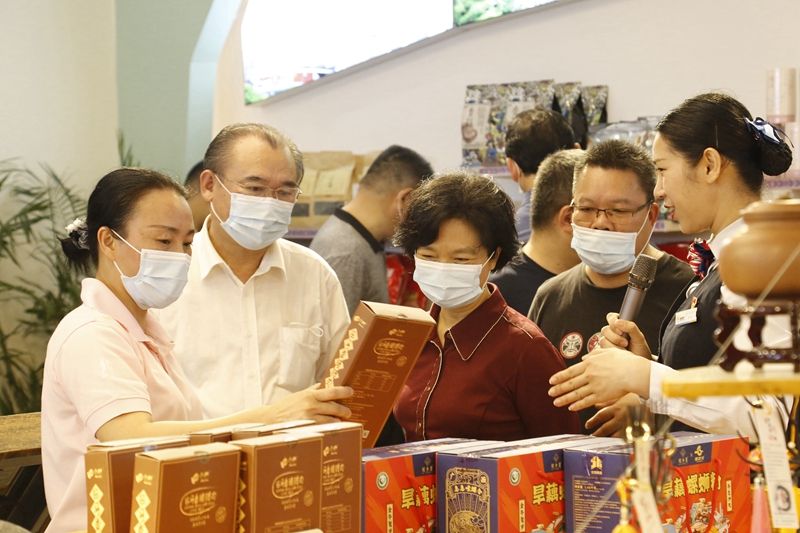 10.參觀那馬服務(wù)區(qū)扶貧產(chǎn)品展銷廳，此為廣西高速公路第一家扶貧產(chǎn)品展銷廳.JPG