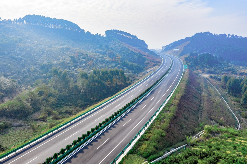 6.高速公路與群山相連，植被覆蓋率高，與原生態(tài)環(huán)境恢復(fù)有機結(jié)合.jpg