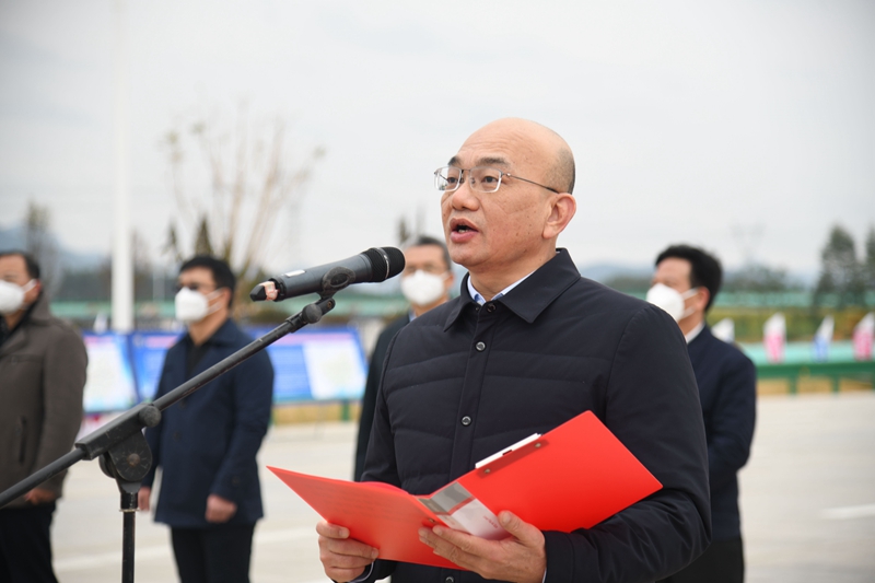 自治區(qū)交通運輸廳黨組成員、總工程師陳津維宣布通車.jpg